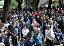 Tradycję przyjeżdżania na tę pielgrzymkę podejmują kolejne pokolenia.