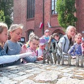 Młodzi z Białorusi przy Pomniku Tysiąclecia upamiętniającym utworzenie biskupstwa w Kołobrzegu.