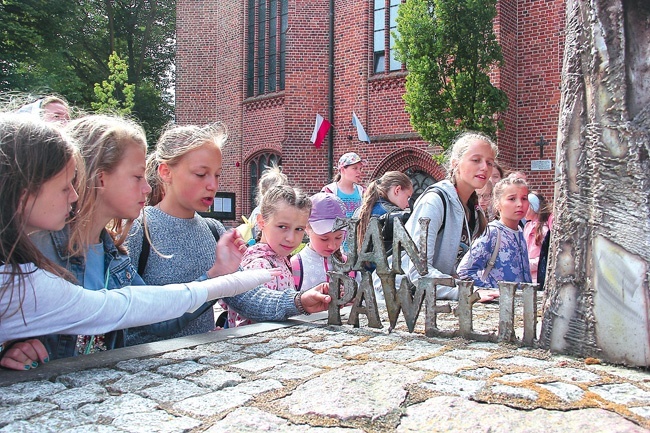 Młodzi z Białorusi przy Pomniku Tysiąclecia upamiętniającym utworzenie biskupstwa w Kołobrzegu.