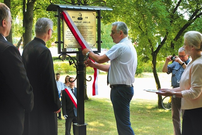 Odsłonięcie tablicy upamiętniającej ks. Jana Lisa w okolicy ronda, które otrzymało jego imię.