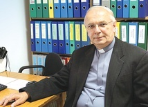 Ks. Stanisław Łabendowicz zachęca  do poznawania teologii.