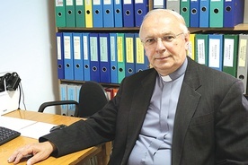 Ks. Stanisław Łabendowicz zachęca  do poznawania teologii.