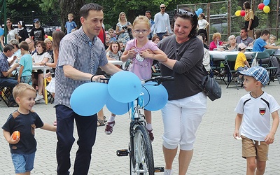 ▲	Rower – konkursowa nagroda ufundowana przez ministra Stanisława Szweda – trafił do małej Karolinki.