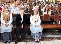 ▼	Najmłodsi i młodzi parafianie angażują się w przygotowanie comiesięcznych czuwań fatimskich. 