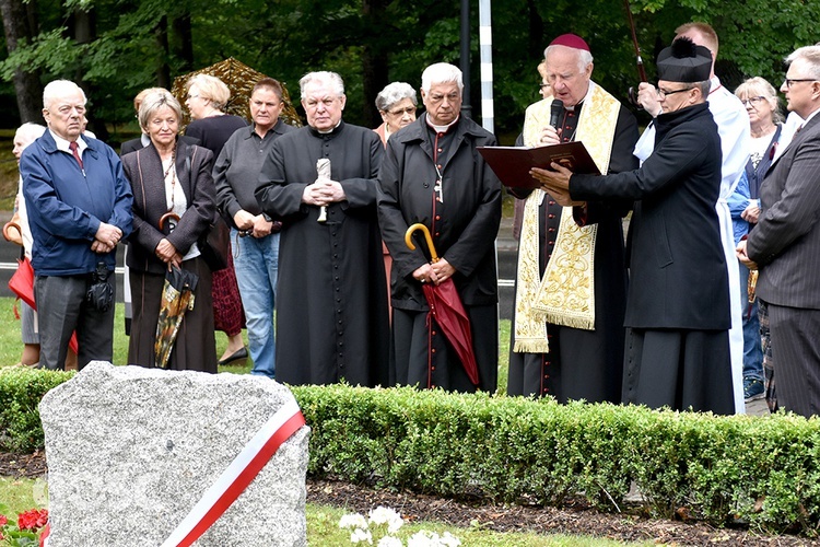 Poświęcenie i odsłonięcie pamiątkowej tablicy i otwarcie placu ks. Alojzego Schmidta