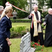 Biskup, siostrzeniec i władze miasta odsłoniły pamiątkową kamienną tablicę.