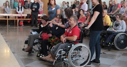 Pomysł organizowania pikniku dla niepełnosprawnych zrodził się przed laty, kiedy w Żukowie prężnie działał z niepełnosprawnymi ks. Andrzej Buja. Od tego czasu inicjatywa nieustannie się rozwija