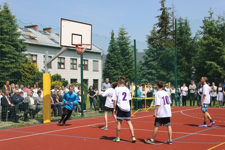 Poświęcenie boiska w ZSS nr 17 w Wapienicy