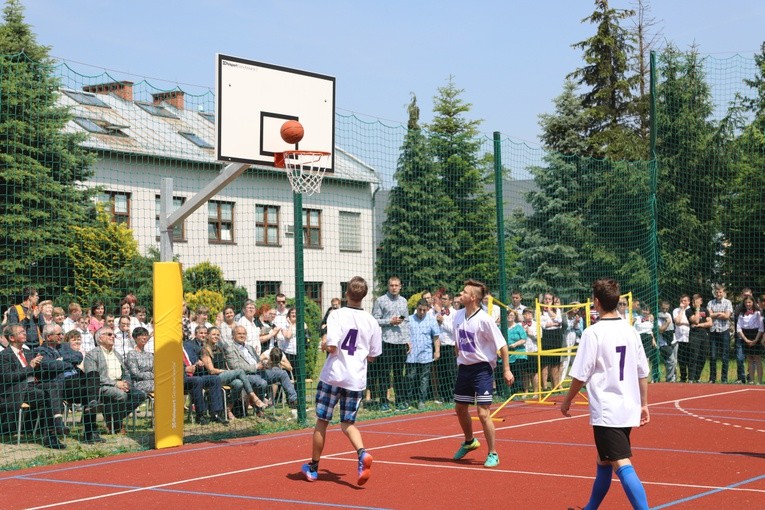 Poświęcenie boiska w ZSS nr 17 w Wapienicy