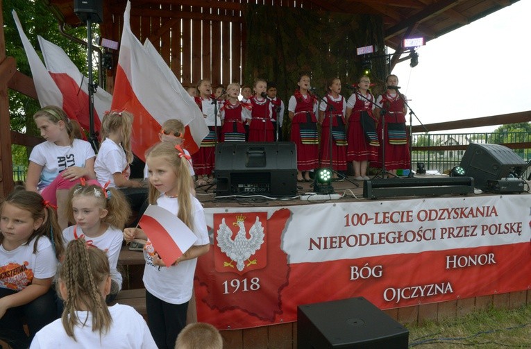 Na scenie w ogrodach plebańskich m.in. wystąpiły dzieci ze szkół w Jedlni i w Jaroszkach