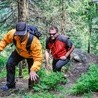 Bogumił Kanik (z prawej) oraz niedowidzący Sławek na szlaku w Górach Stołowych.