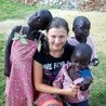 Z dziećmi podczas wyjazdu misyjnego do Ugandy.