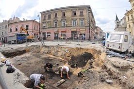 Prace archeologiczne w pobliżu Bramy Krakowskiej