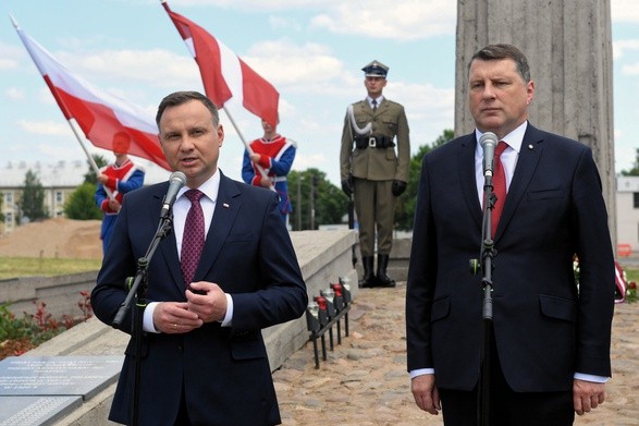 Prezydenci Polski i Łotwy oddali hołd Polakom poległym w walkach z bolszewikami