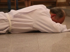Wzrasta liczba diakonów stałych
