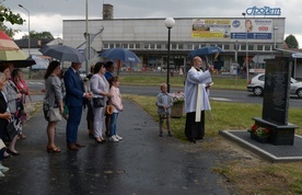 Tablicę poświęcił ks. Piotr Giemza, wikariusz parafii kolegiackiej w Opocznie