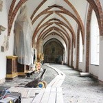 Renowacja kruzganków klasztoru franciszkanów w Krakowie.
