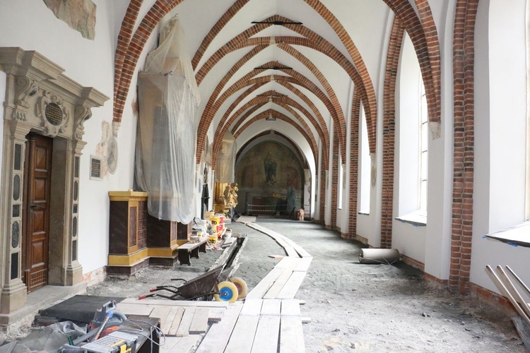 Renowacja kruzganków klasztoru franciszkanów w Krakowie.