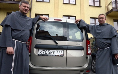 O. Andrian (z lewej) i br. Adam przyjechali do Polski rosyjską Ładą. Trasa wiodła przez Łotwę i Litwę