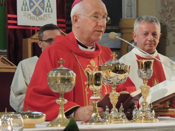 Ordynariusz łowicki bp Andrzej F. Dziuba i ks. Wiesław Frelek, proboszcz parafii w Żychlinie