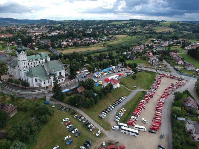 Widok z lotu ptaka na tuchowskie sanktuarium pierwszego dnia odpustu