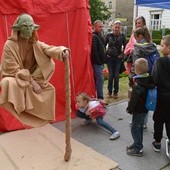 A że film to także sztuka efektów specjalnych, na pikniku pojawił się mistrz Yoda z "Gwiezdnych wojen"