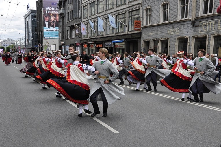 Łotwa śpiewa i tańczy