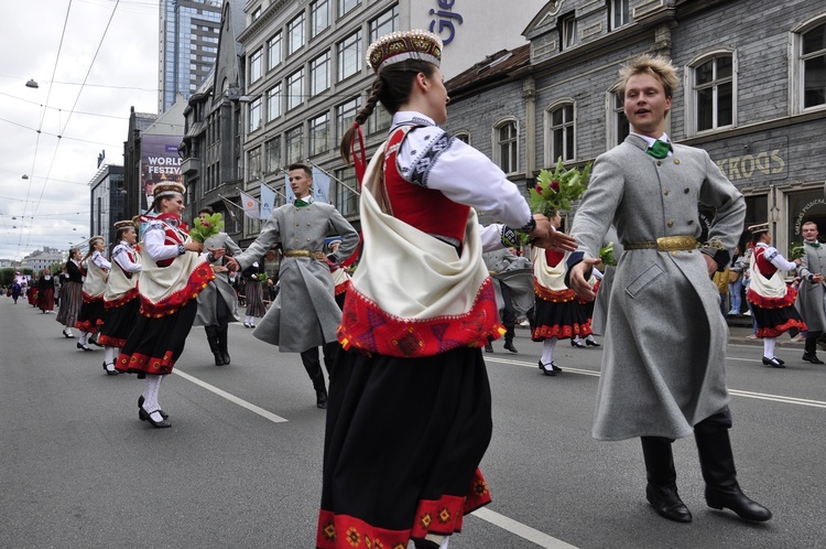 Łotwa śpiewa i tańczy