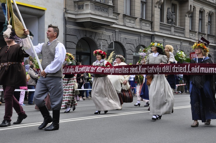 Łotwa śpiewa i tańczy