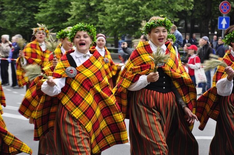 Łotwa śpiewa i tańczy