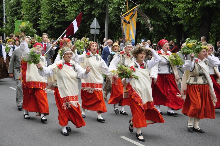 Łotwa śpiewa i tańczy