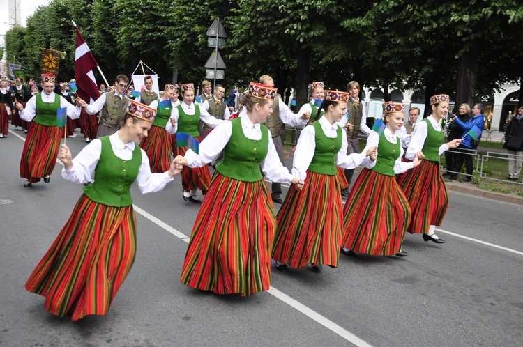 Łotwa śpiewa i tańczy