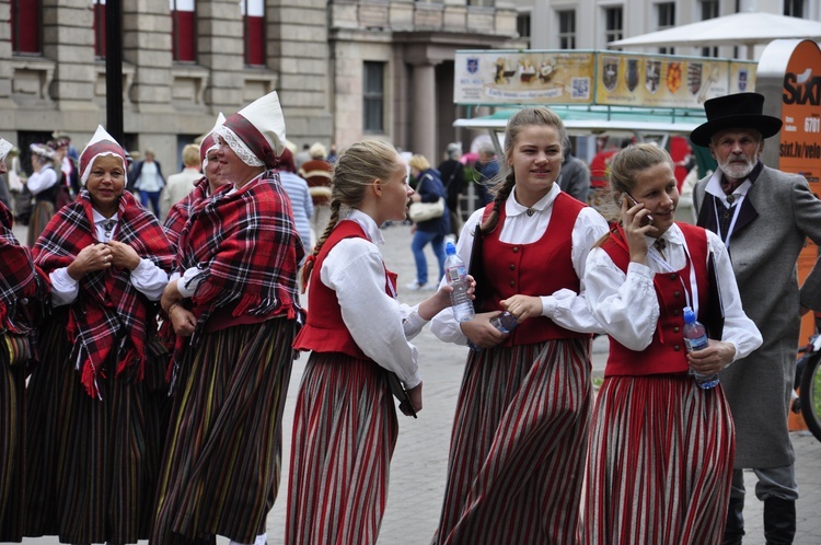 Łotwa śpiewa i tańczy