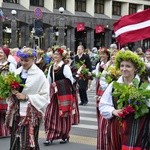 Łotwa śpiewa i tańczy