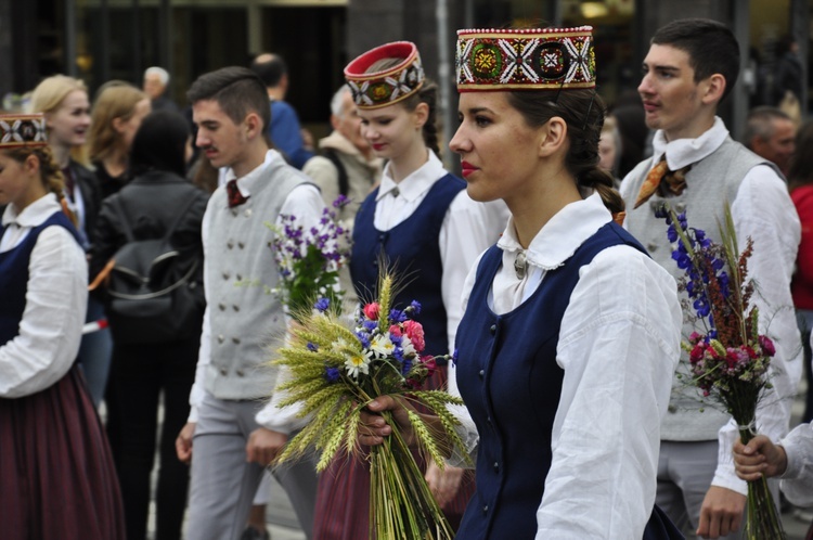 Łotwa śpiewa i tańczy