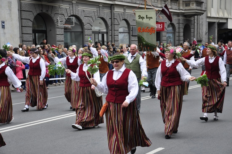 Łotwa śpiewa i tańczy