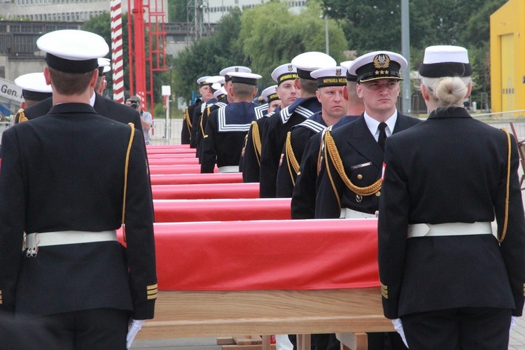 Pogrzeb marynarzy - ofiar komunistycznego terroru