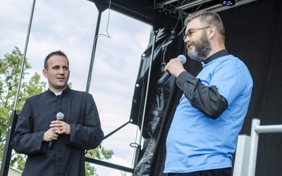 ks. Jakub Bartczak namówił ks. Wojciecha Draba do wspólnego rapowania