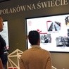 Na kilkunastu ekranach prezentowano setki archiwalnych fotografii, dokumentów i fragmenty historycznych filmów.