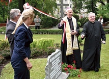 Biskup, siostrzeniec nieżyjącego kapłana i przedstawiciele władz miasta odsłonili tablicę pamiątkową.