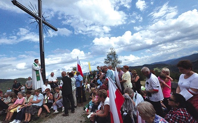 Nabożeństwo przy krzyżu na Buczniku w Piwnicznej jako żywo przypomina czas misyjnego budzenia sumień i poczucia narodowej tożsamości.