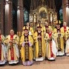 Jubilaci z biskupami i diakonami. Od lewej: ks. Rajnard Gronowski, ks. Klaudiusz Wiszkowski, bp Jan Kopiec, bp Jan Wieczorek, ks. Jan Cichowski, bp. Andrzej Iwanecki, ks. Karol Sikora, ks. Gotfryd Fesser.