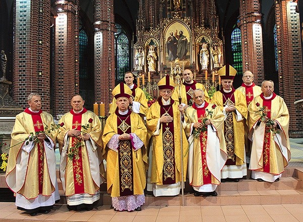 Jubilaci z biskupami i diakonami. Od lewej: ks. Rajnard Gronowski, ks. Klaudiusz Wiszkowski, bp Jan Kopiec, bp Jan Wieczorek, ks. Jan Cichowski, bp. Andrzej Iwanecki, ks. Karol Sikora, ks. Gotfryd Fesser.