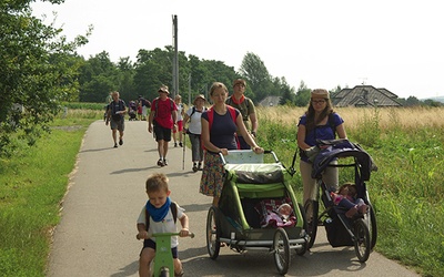 Rodziny zabierają ze sobą wózki terenowe, rowerki i hulajnogi.