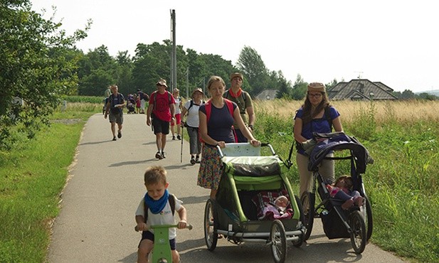 Rodziny zabierają ze sobą wózki terenowe, rowerki i hulajnogi.