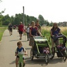 Rodziny zabierają ze sobą wózki terenowe, rowerki i hulajnogi.