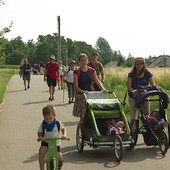 Rodziny zabierają ze sobą wózki terenowe, rowerki i hulajnogi.