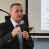 Ks. Dariusz Krok zaprezentował wyniki badań dotyczące pacjentów nowotworowych.