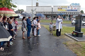 Poświęcił ją ks. Piotr Giemza, wikariusz parafii kolegiackiej.