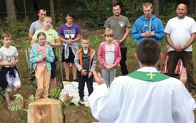 ▲	Ojcom i dzieciom duchowo towarzyszył ks. Piotr Wadowski, wikariusz z parafii pw. Miłosierdzia Bożego w Zielonej Górze.
